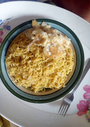 A picture of Noddles and fried egg.