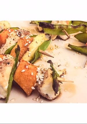 Une photo de Brochettes de poulet, courge et poids gourmands