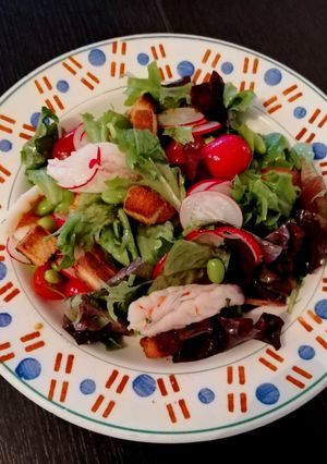 Une photo de Sashimi de crevettes en salade