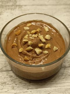 Una foto de Helado de plátano, cacahuete y cacao