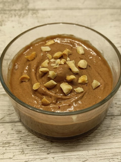 Una foto de Helado de plátano, cacahuete y cacao
