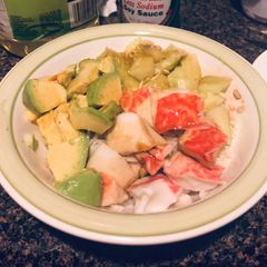 A picture of California roll bowl.