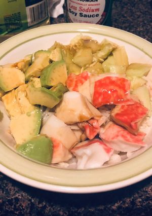 A picture of California roll bowl.