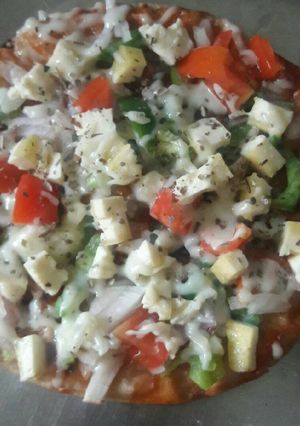 A picture of Chapati pizza /thìn crust pizza.