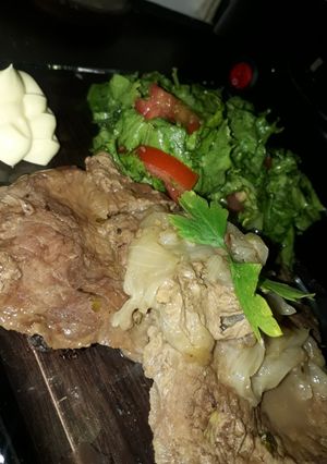 Una foto de Bifes Con cebolla.. 🥩🤤 Y ensalada! 🥗
