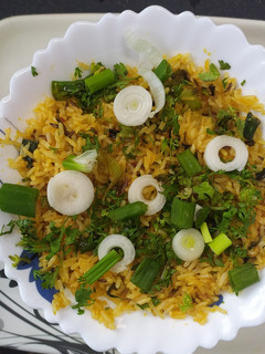 पातीच्या कांद्याचा फोडणीचा भात (patichya kandhyacha podnicha bhaat recipe in marathi) रेसिपी चे मुख्य फोटो