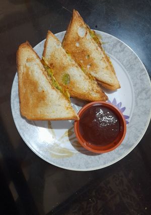 વેજીટેબલ સેન્ડવીચ(Vegetable Sandwich Recipe in gujarati) રેસીપી મુખ્ય ફોટો