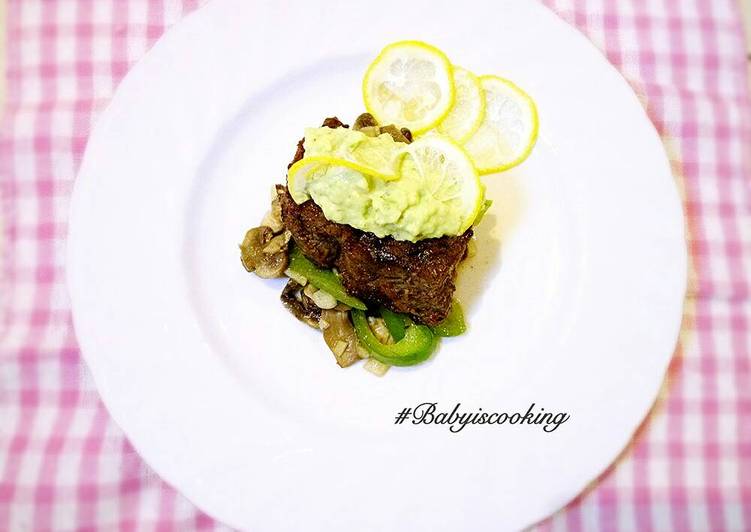 Grilled sirloin mushrooms with avocado sauce