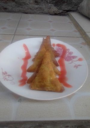 A picture of Spicy green grams samosas.
