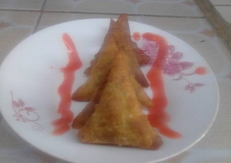 Spicy green grams samosas