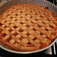 A picture of Crostata con marmellata di albicocche.