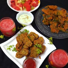 A picture of Kotambir vadi and Palak pakora.