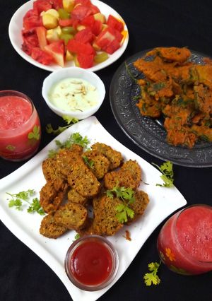 A picture of Kotambir vadi and Palak pakora.