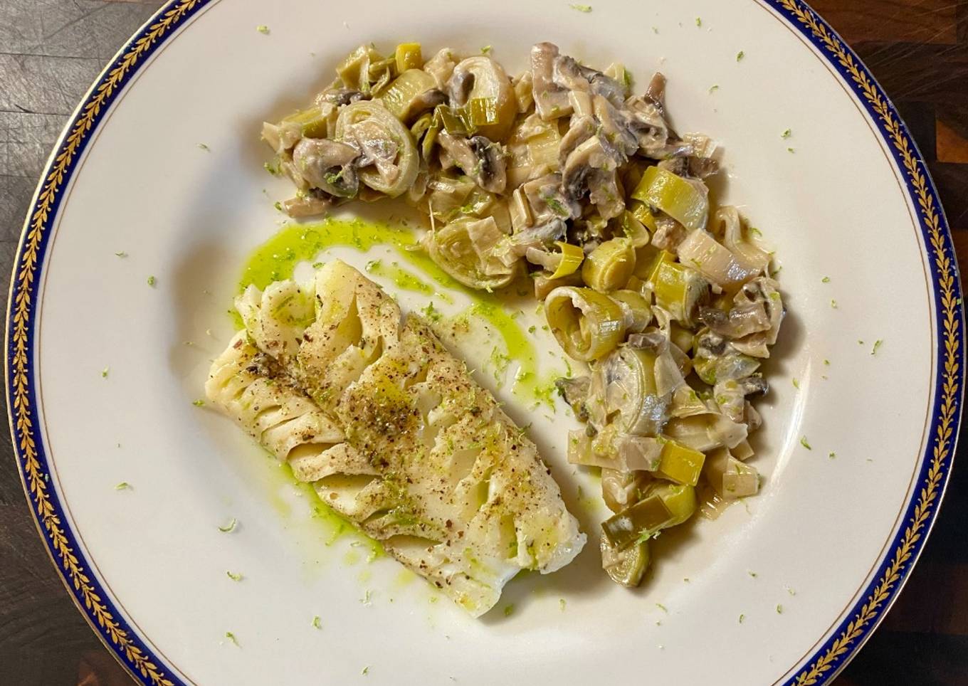 Cabillaud épicé, fondue de poireaux et champignons