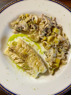 Une photo de Cabillaud épicé, fondue de poireaux et champignons