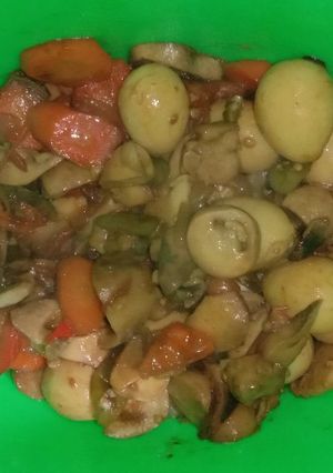 Foto resep Oseng jamur kancing, telor puyuh dan wortel