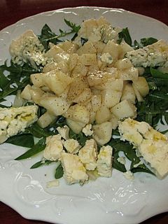 Una foto de Ensalada de rúcula, peras y queso azul