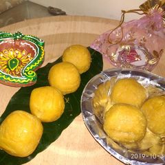 A picture of Besan laduu.