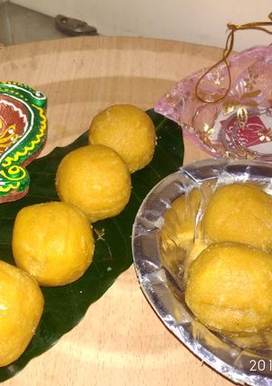 A picture of Besan laduu.