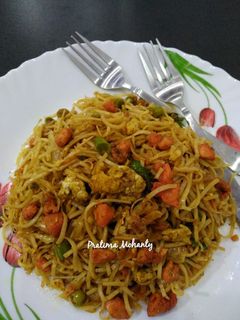 A picture of Egg-Chicken Chowmein.