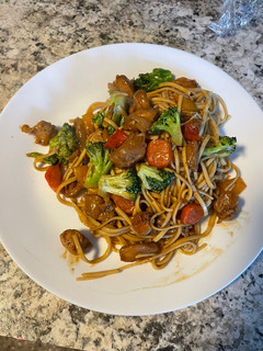 Una foto de Lo mein de pollo