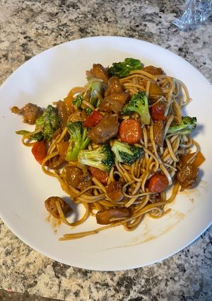 Una foto de Lo mein de pollo