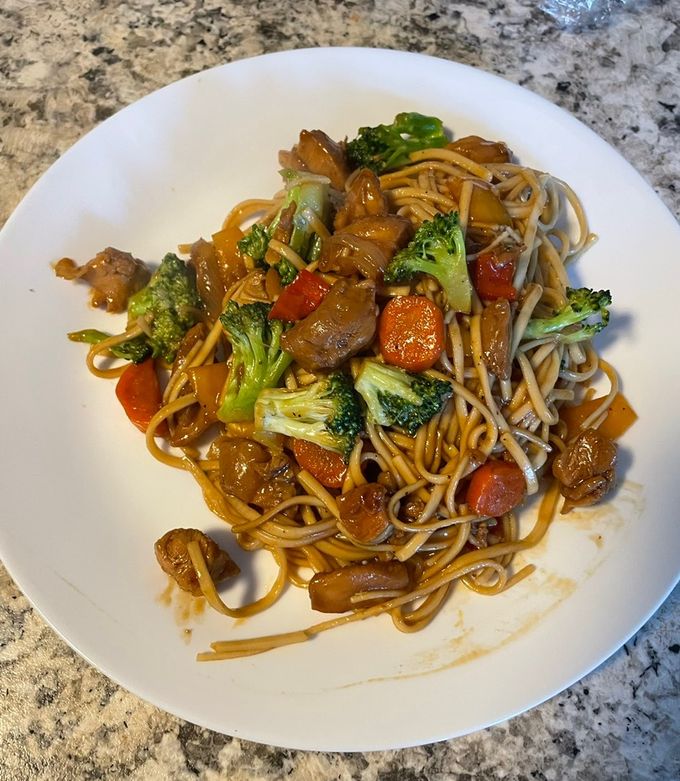 Una foto de Lo mein de pollo