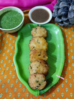 બટાકા સાબુદાણા વડા (Bataka Sabudana Vada Recipe In Gujarati) રેસીપી મુખ્ય ફોટો
