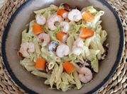 Una foto de ensalada pasta surimi mayonesa