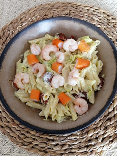 Una foto de Ensalada marinera de pasta con mayonesa de hierbabuena