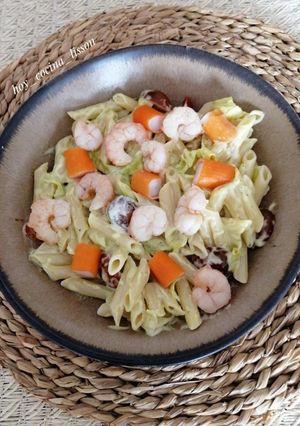 Una foto de Ensalada marinera de pasta con mayonesa de hierbabuena
