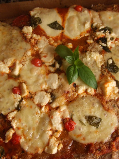 Una foto de Pizza con masa integral