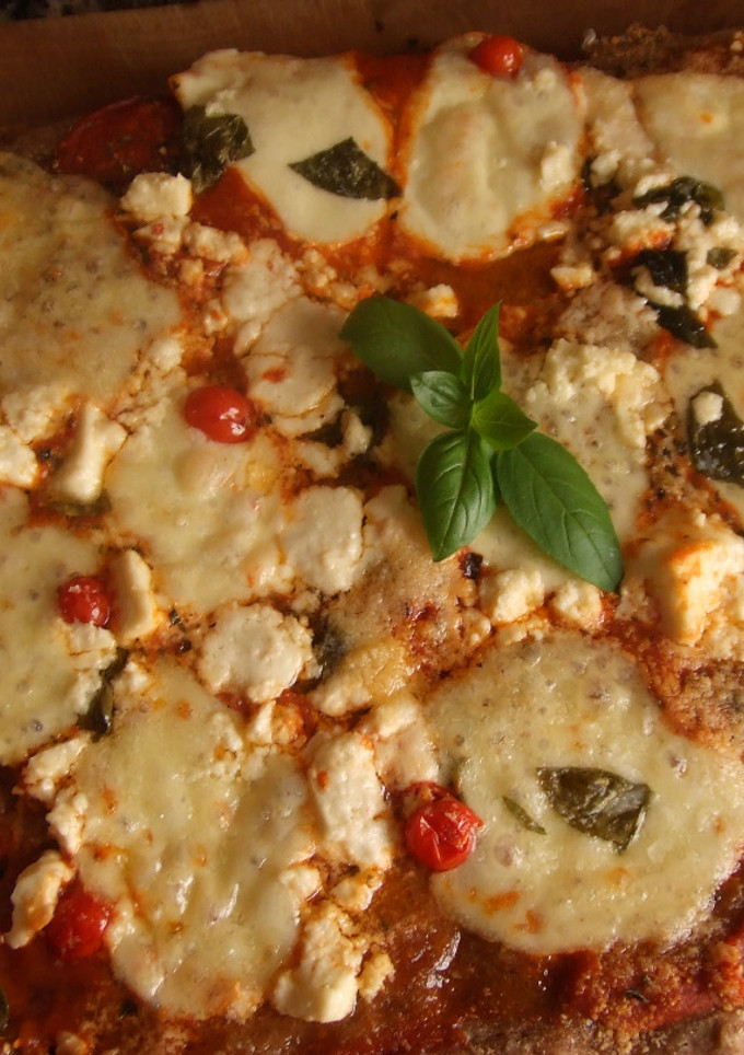 Una foto de Pizza con masa integral