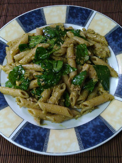 Una foto de Ensalada de pasta y atún con pesto