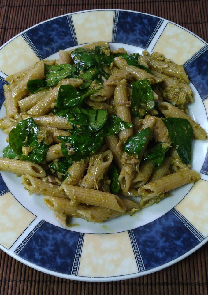 Una foto de Ensalada de pasta y atún con pesto