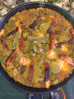 Una foto de Paella de pollo con verduras