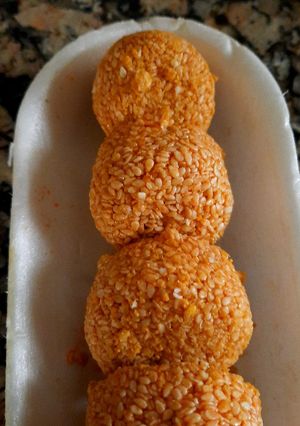 A picture of Til gur ke ladoo.