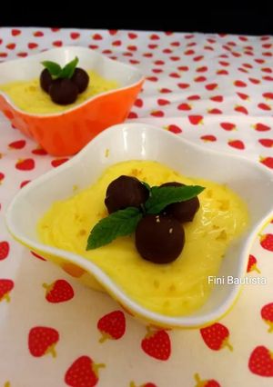 Una foto de Natillas de limón con arándanos bañados en chocolate