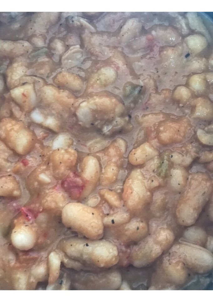 Una foto de Alubias blancas con verdura y almejas 👩🏻‍🍳
