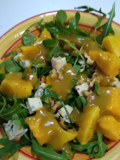 Una foto de Ensalada de mango y roquefort con salsa miel/mostaza