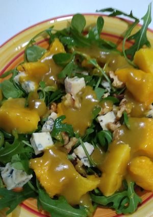 Una foto de Ensalada de mango y roquefort con salsa miel/mostaza