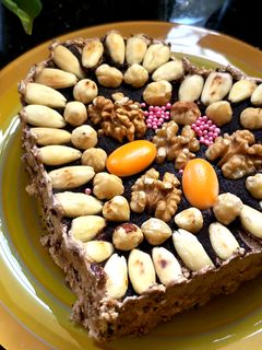 صورة لوصفة كيكة التراميسو ذوق الشوكولاتة والمكسرات