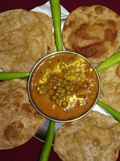 आलू मटार आणि पुरी (aloo mutter ani puri recipe in marathi) रेसिपी चे मुख्य फोटो 
