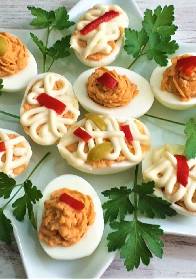Una foto de Huevos rellenos de atún y tomate-deliciosos