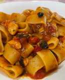 Calamarata con Baccalà, Pomodorini Freschi e Olive Nere