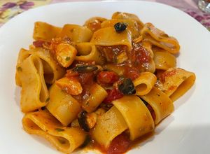 Foto di Calamarata con Baccalà, Pomodorini Freschi e Olive Nere