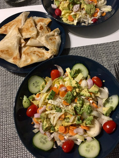 Une photo de Samosas au thon-philadelphia et salade composée