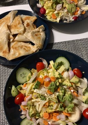 Une photo de Samosas au thon-philadelphia et salade composée