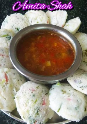 वेजिटेबल इडली (Vegetable Idli Recipe In Hindi) रेसिपी मुख्य फोटो