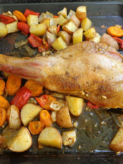 Una foto de ASADO DE PIERNA DE CORDERO AL ROMERO. JON STYLE